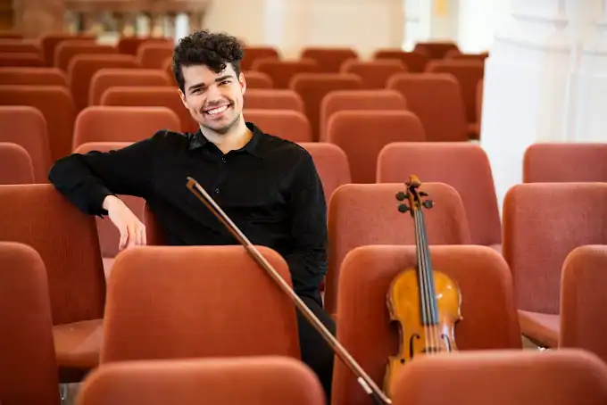 Geigenlehrer in München beim Violine spielen im Unterricht