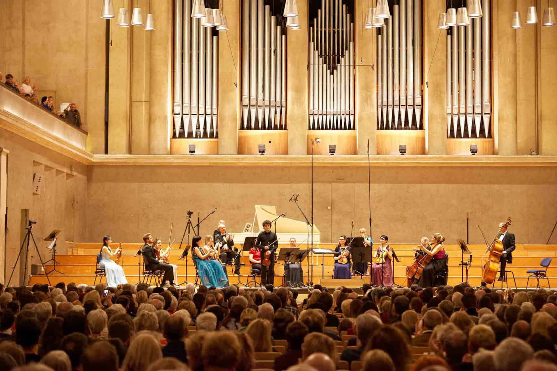 Erfahrener Violinist aus München auf der Konzertbühne
